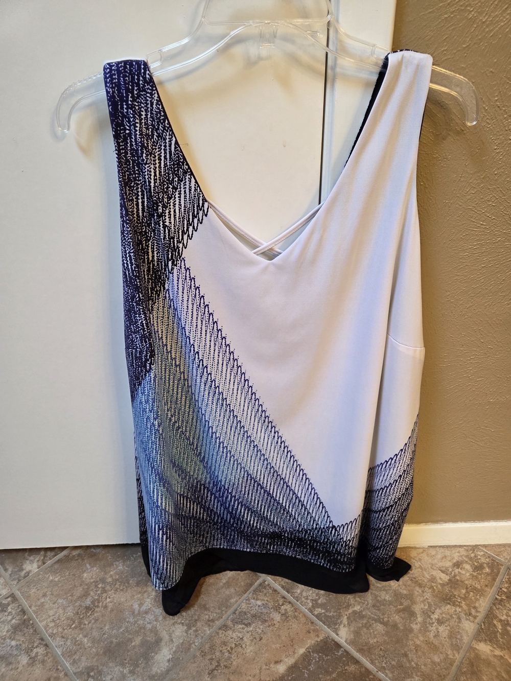 Worthington White & Navy Printed V-Neck Sleeveless Camisole